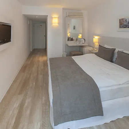 The Beachfront Adult Only 16 מרמריס