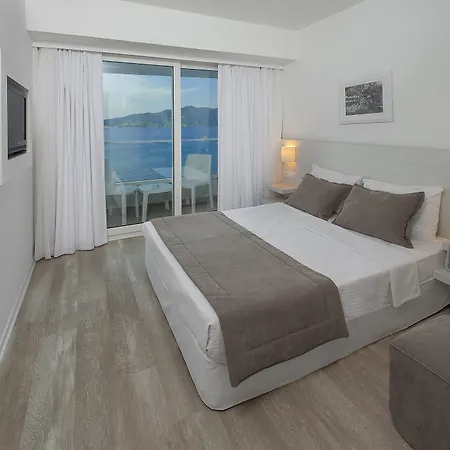 מלון The Beachfront Adult Only 16 3*