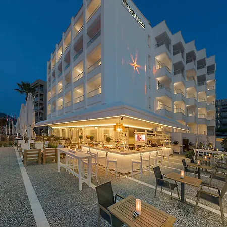 מלון The Beachfront Adult Only 16